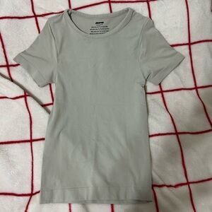 SKIMS - BRAND NEW WITH TAGS 

SOFT SMOOTHING SEAMLESS
T-SHIRT - STONE XXS